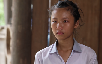 Mái ấm gia đình Việt: Bé gái mồ côi chỉ mong có tiền chữa mắt cho bà