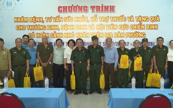 Khám bệnh, tặng quà tri ân cựu chiến binh tại Phường Bình Đông