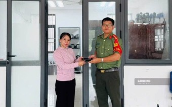 Trao trả ví tiền và điện thoại cho người đánh rơi ở đảo Phú Quý