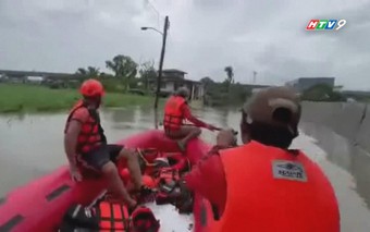 Philippines: Hoàn lưu bão Dolphin gây ngập lụt nhiều khu vực