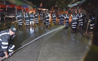 Hàng trăm chiến sĩ sau đêm khắc phục sau lũ