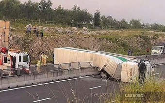 Khoảnh khắc ôtô mất lái, lật nghiêng trên cao tốc, nghi do tài xế buồn ngủ