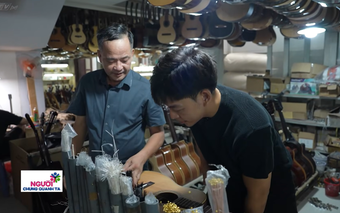 Nghề làm đàn guitar trở thành di sản gia đình | Người chung quanh ta