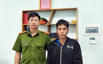 Tạm giữ hình sự đối tượng đổ xăng đốt cha ruột