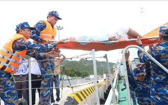 Vụ tàu cá gặp nạn trên biển: Điều trị 3 ngư dân bị thương ngay khi vào bờ