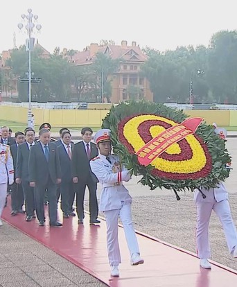 Lãnh đạo Đảng, Nhà nước và các đại biểu Quốc hội viếng lăng Chủ tịch Hồ Chí Minh