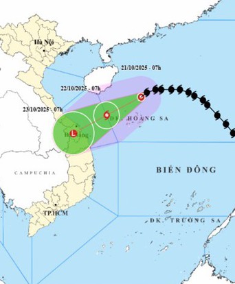Bão số 12 tiến sát đất liền, gây mưa lớn diện rộng từ Hà Tĩnh đến Quảng Ngãi