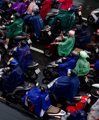 Sáng 12/11, mưa lớn khiến nhiều tuyến đường TP. Hồ Chí Minh ngập cục bộ, giao thông ùn ứ