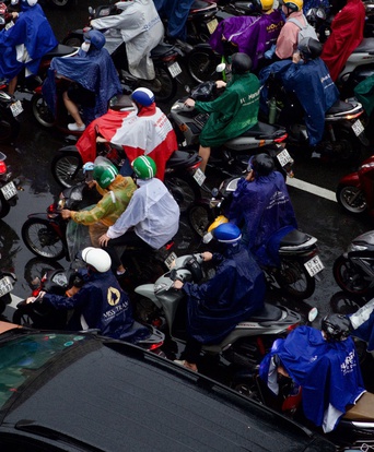 Sáng 12/11, mưa lớn khiến nhiều tuyến đường TP. Hồ Chí Minh ngập cục bộ, giao thông ùn ứ