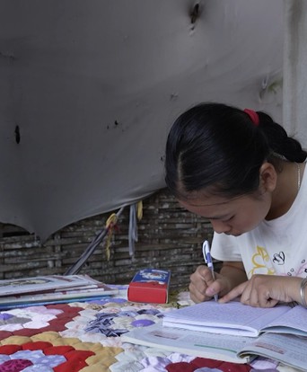 Mái ấm gia đình Việt: Ngọc Trân nuôi ước mơ làm bác sĩ để chữa bệnh cho bà và cha