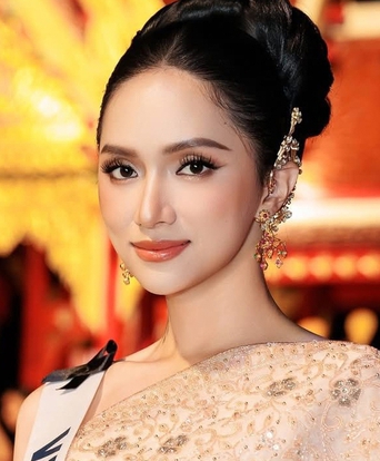 Hương Giang có thành tích đầu tiên trước bán kết Miss Universe