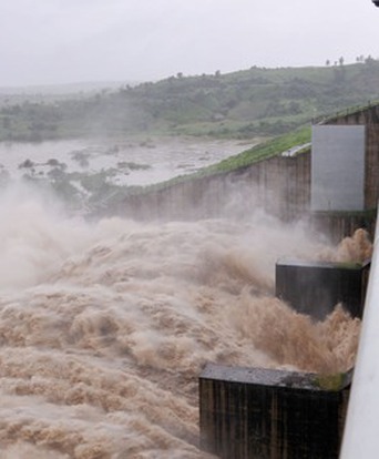 Thủy điện xả lũ về hạ du với lưu lượng gần 9.800 mét khối/giây