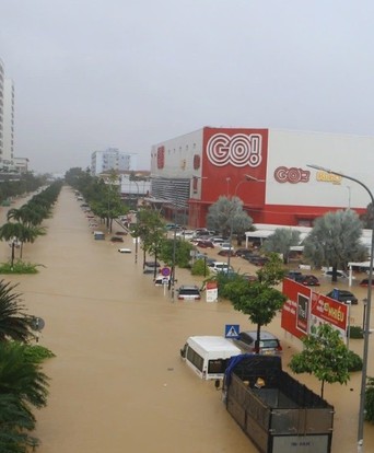 Hình ảnh thắt lòng ở Nha Trang: Hàng nghìn ô tô chìm trong nước lũ