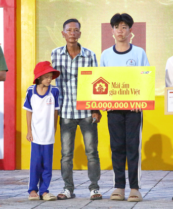 Mái ấm gia đình Việt: Hơn 300 triệu trao cho các em nhỏ khó khăn