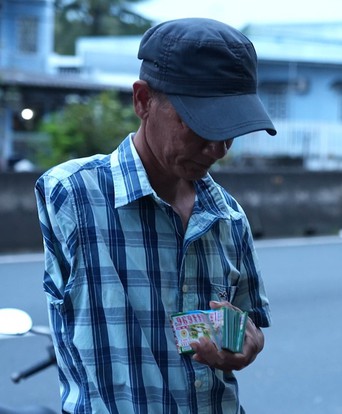 Văn Tính: Cha em mất một tay, mẹ qua đời sau 10 ngày sinh em trai - Mái ấm gia đình Việt