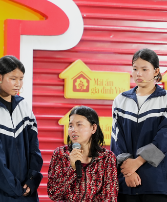 MC Mỹ Vân cảm phục nghị lực cô bé 17 tuổi thay cha chăm lo mẹ và em gái