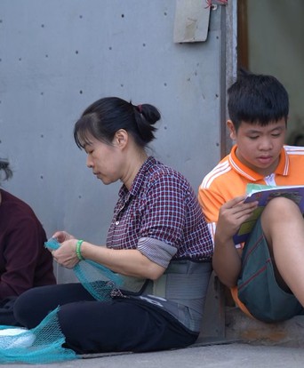 Hoa hậu Trúc Linh xót xa người mẹ gù lưng đi 60km làm giúp việc nuôi gia đình