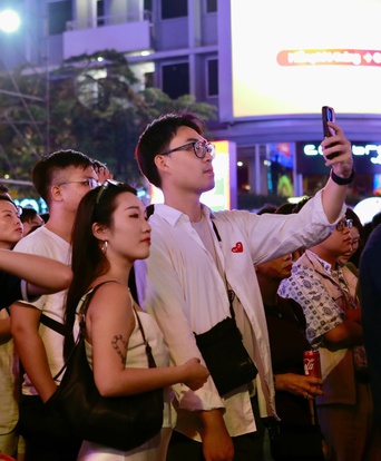 Ngày cuối cùng của năm 2025, người dân đổ về trung tâm Thành phố Hồ Chí Minh chờ pháo hoa giao thừa