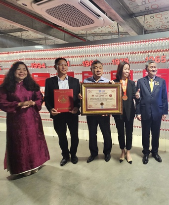 Coca-Cola Việt Nam lập kỷ lục với tác phẩm nghệ thuật rPET lớn nhất Việt Nam