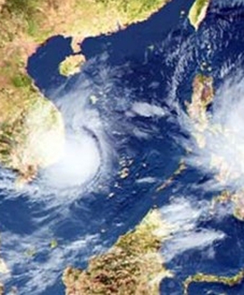 Áp thấp nhiệt đới gần Biển Đông, có khả năng mạnh lên thành bão