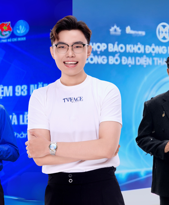Chàng trai 1m85 ấn tượng trên thảm đỏ Miss World Vietnam 2025