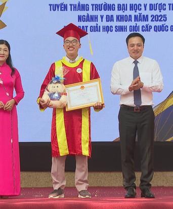 Trung tướng Mai Hoàng dự khai giảng năm học mới tại Trường THPT Chuyên Lê Hồng Phong