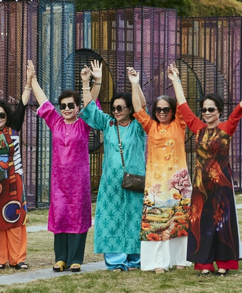 Sắc xuân về sớm trên những tà áo