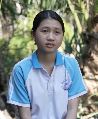 Mai Phương vừa học vừa làm để kiếm tiền nuôi mẹ đau bệnh