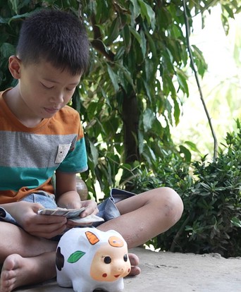 Trung Quý: Tuổi thơ bắt ốc cùng cha, dành từng đồng chữa bệnh cho mẹ