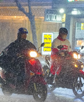 Mưa lớn, sấm chớp liên tục ở TP. Hồ Chí Minh: Cảnh báo còn kéo dài