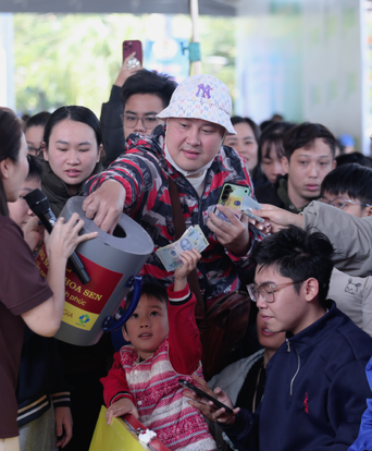 Tập 2 "Mái ấm gia đình Việt" trao gần 600 triệu đến các em nhỏ khó khăn