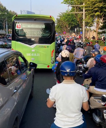 Kẹt xe kéo dài trên đường Mai Chí Thọ, người dân vất vả vào trung tâm Thành phố
