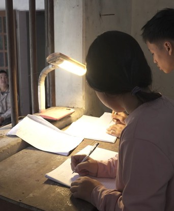 Mái ấm gia đình Việt: Thu Huệ chăm cha thiểu năng và anh chậm phát triển