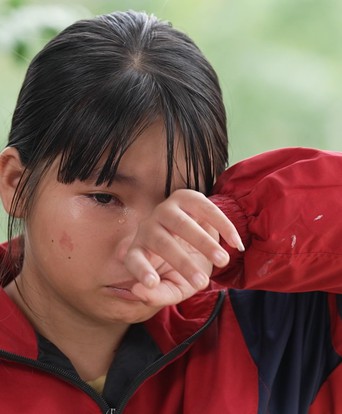 Mẹ bỏ đi, cha qua đời, chị em Yến Trang sống nhờ nội già yếu