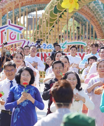 50.000 người đồng diễn áo dài tại TP. Hồ Chí Minh sáng 8/3