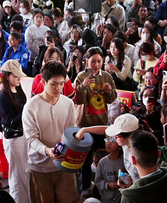 "Mái ấm gia đình Việt" tập 5 trao gần 600 triệu đồng cho các em nhỏ mồ côi