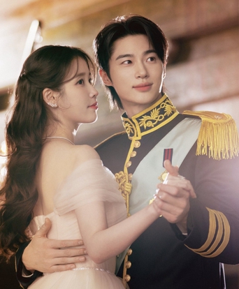"Phu nhân đại quân thế kỷ 21" của IU và Byun Woo Seok tạo nên cơn sốt toàn cầu