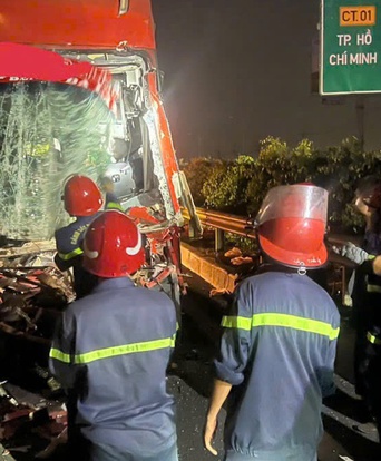Xe khách tông đuôi xe đầu kéo trên cao tốc TP. Hồ Chí Minh - Long Thành lúc rạng sáng, tài xế tử vong
