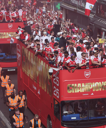 Arsenal tưng bừng diễu hành xe buýt mừng chức vô địch Ngoại hạng Anh