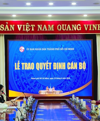 Chủ tịch UBND TP. Hồ Chí Minh trao quyết định điều động, bổ nhiệm cán bộ và cho thôi việc theo nguyện vọng