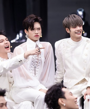 Tinh Hà "Say Hi" hé lộ "giao diện" của sáu đội hình ở Livestage 2