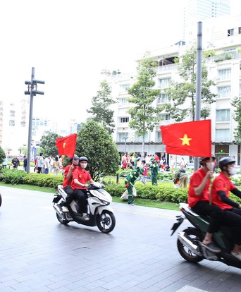 Hòa vào sắc đỏ rợp trời, dòng người rạng rỡ đón Tết Độc lập