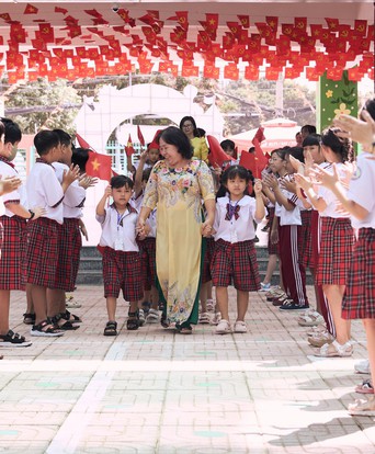 Bồi hồi chuẩn bị buổi khai giảng đầu tiên trong ngôi trường mới của phường Bình Hưng Hoà, TP. Hồ Chí Minh