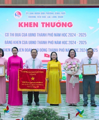 Trường Tiểu học Lạc Long Quân đón nhận Huân chương Lao động hạng Nhất