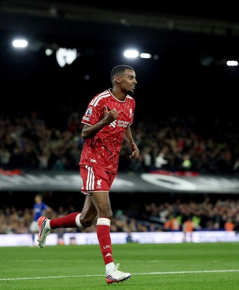 Alexander Isak lập cú đúp sớm, Liverpool giành chiến thắng trước Ipswich