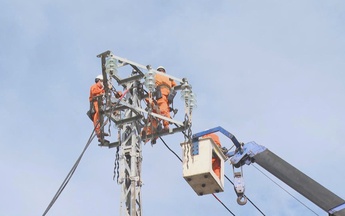 Công ty Điện lực Gia Lai nỗ lực khôi phục lưới điện sau bão số 13