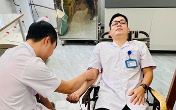 Nhân viên y tế hiến máu cứu thai phụ vỡ thai ngoài tử cung nguy kịch giữa đỉnh lũ