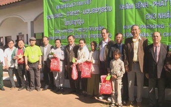 Đoàn bác sĩ Việt Nam khám bệnh, trao quà cho người dân khó khăn tại Chămpasak