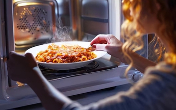 Lò vi sóng tạo ra bức xạ, có gây hại khi hâm thức ăn?