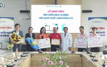 Trao tặng thiết bị y tế cho các cơ sở y tế trên địa bàn